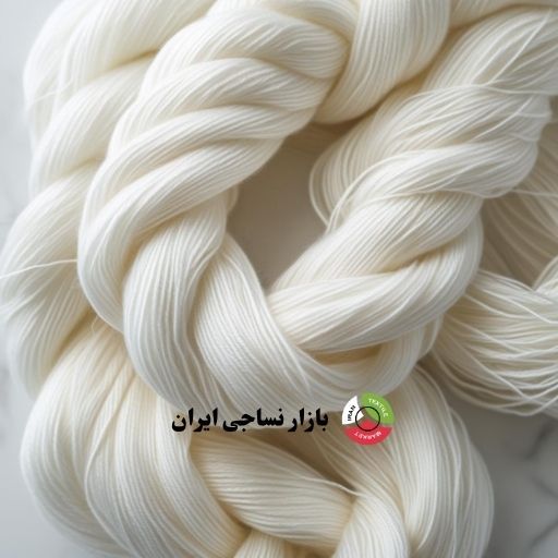 نمای نزدیک از نخ ویرجین با بافت یکنواخت، بدون پرز و کاملاً تمیز