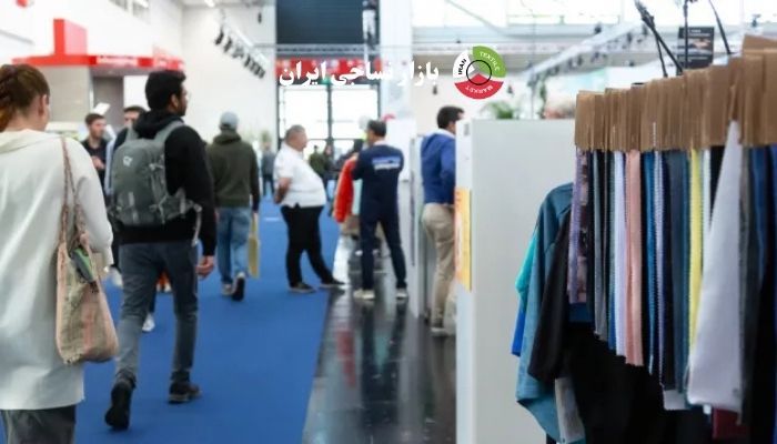 نمایی از نمایشگاه نساجی شانگهای 2025 با حضور برندهای بین‌المللی و بازدیدکنندگان متخصص در حوزه پارچه‌های عملکردی